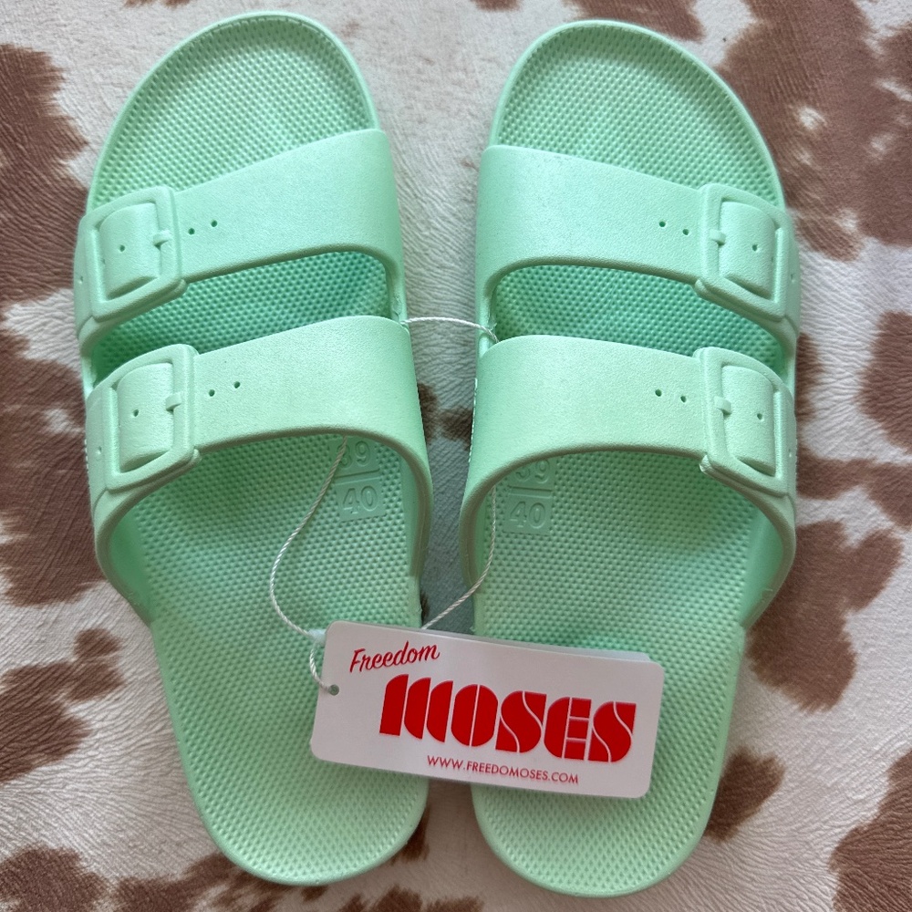 NWT Freedom Moses Two Band Slide Mint 9/10